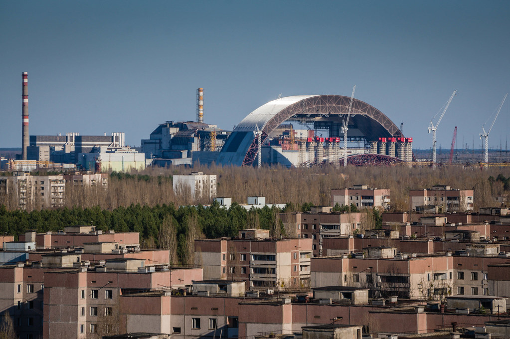 Прыпяць, красавік 2014 года. За пустымі дамамі бачны новы саркафаг для ЧАЭС, які будуецца